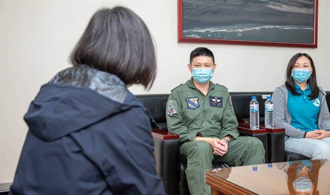 总统视导空军二联队  军方说明幻象坠海逃生飞行员所穿的背心。军闻社提供