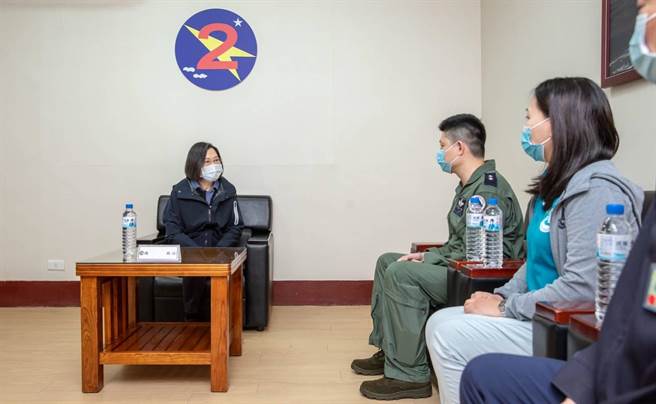 总统视导空军二联队  军方说明幻象坠海逃生飞行员所穿的背心。军闻社提供