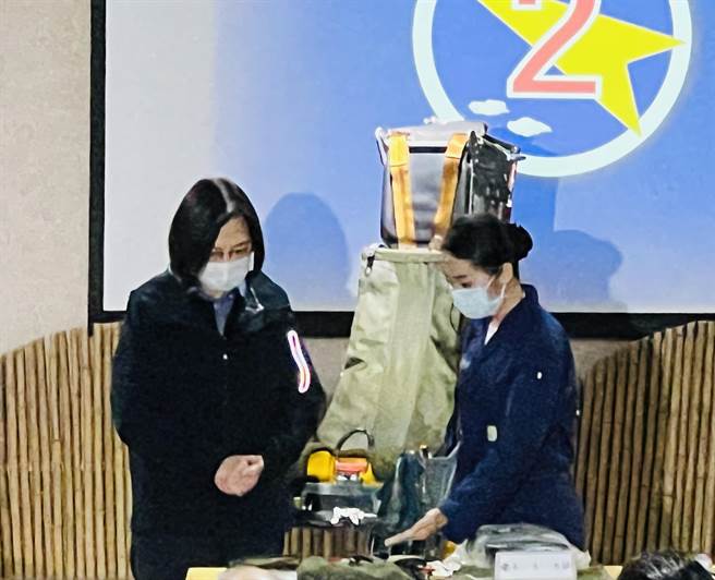 总统视导空军二联队  军方说明幻象坠海逃生飞行员所穿的背心。曾薏苹摄