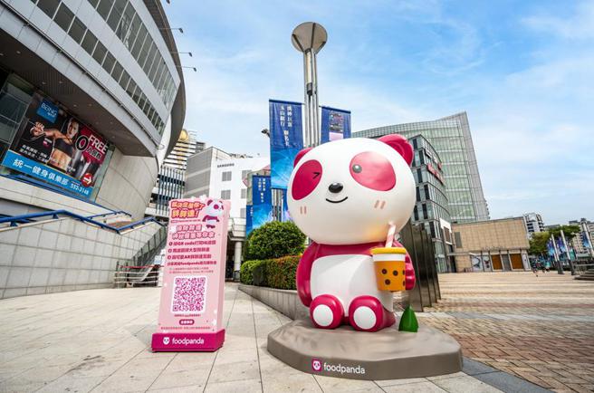 （foodpanda 「好康放大术」活动起跑，打造全球最大、高达 2.5 米的「胖胖达」，即日起在台北信义 Neo19、台中勤美诚品绿园道、高雄汉神巨蛋登场。图／foodpanda提供）