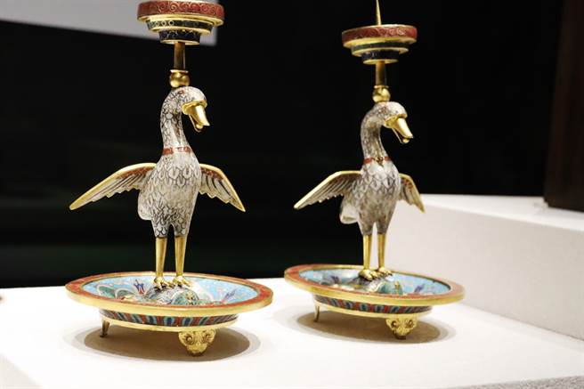 清明連假前夕，故宮南院推出「花樣何處來：一位道教皇帝對瓷器製作的影響」及「謎樣景泰藍」特展，其中「謎樣景泰藍展」有多達103組件文物是首度展出。（呂妍庭攝）