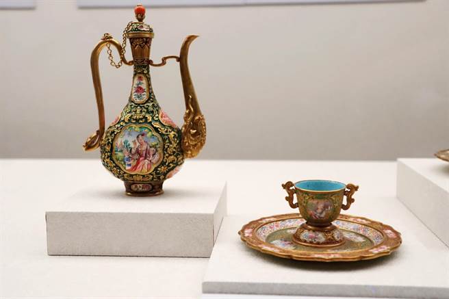 清明連假前夕，故宮南院推出「花樣何處來：一位道教皇帝對瓷器製作的影響」及「謎樣景泰藍」特展，其中「謎樣景泰藍展」有多達103組件文物是首度展出。（呂妍庭攝）