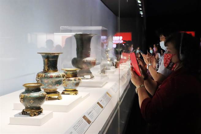 清明連假前夕，故宮南院推出「花樣何處來：一位道教皇帝對瓷器製作的影響」及「謎樣景泰藍」雙特展。（呂妍庭攝）
