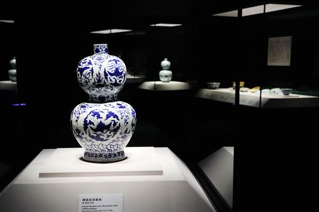 清明連假前夕，故宮南院推出「花樣何處來：一位道教皇帝對瓷器製作的影響」特展。（呂妍庭攝）
