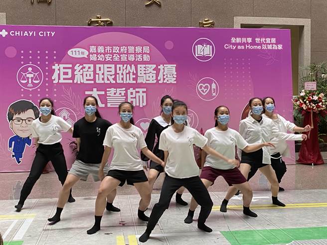 嘉义女中学生舞蹈表演，誓师反跟踪骚扰。（廖素慧摄）