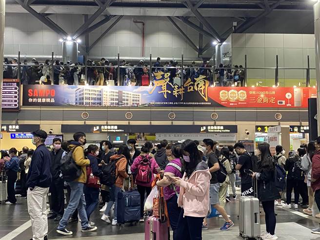 大批旅客将高铁台南站挤得水泄不通。（曹婷婷摄）