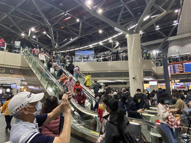 大批旅客将高铁台南站挤得水泄不通。（曹婷婷摄）