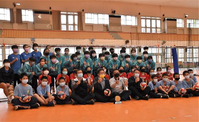 在地方仕绅奔走下，以及北港高中的支持，北港高中今年成立体育班，完成北港镇女排球员的三级衔接。（周丽兰摄）