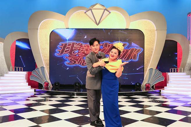 白冰冰（右）、阳帆喝交杯酒庆祝主持的《我爱冰冰Show》3周年。（中视提供）