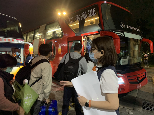 高鐵今天下午因停電，導致台南－左營停駛，官方表示改搭接駁車的民眾一年內都可辦理退費。(圖／高鐵提供)