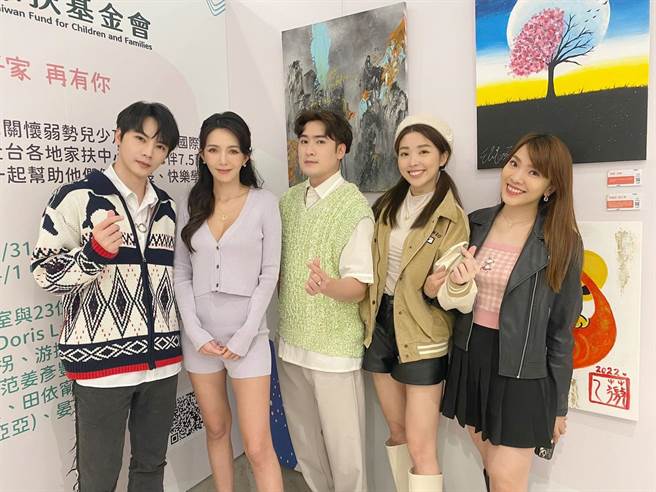 古曜威（左起）、拐拐、沈建宏、夏乙薇、游振宜（小优）一同出席公益活动。（家扶基金会提供）