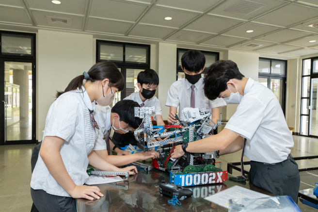 团队中的每个人就像齿轮一样紧密连结、合作无间，准备好迎接每一个挑战和困难!