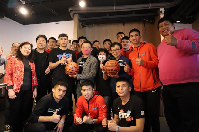 立委洪孟楷及鄭正鈐兩人宴請光復高中籃球隊成員，期待明年冠軍賽還能看見牠們的身影。（邱立雅攝）
