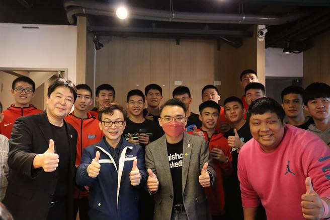 立委洪孟楷及鄭正鈐兩人約定，轄內高中男籃隊伍誰在4強勝出，就要請對方選區的隊伍吃大餐。（邱立雅攝）