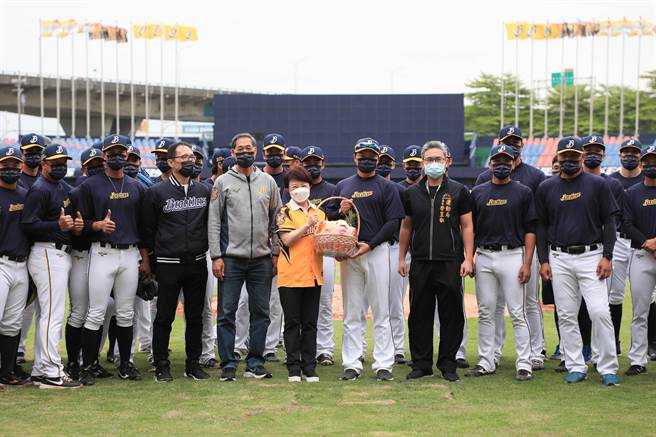 台中市长卢秀燕（左五）1日向中信兄弟队加油打气，也向副总统赖清德喊话，今年中信兄弟一定再夺冠，届时邀请赖清德身穿中信兄弟球衣，一起来参加封王游行。（卢金足摄）