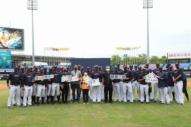 台中市长卢秀燕力挺中信兄弟，1日到洲际棒球场预祝中信兄弟旗开得胜、强棒出击，迈向二连霸。（卢金足摄）