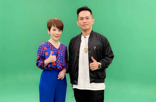 大支（右）接受主播陈雅琳的专访。（华视提供）