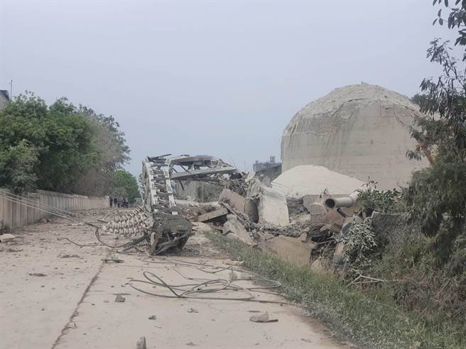 东南水泥工安意外造成高铁及台铁都受影响。（翻摄照片／高雄洪靖宜传真）