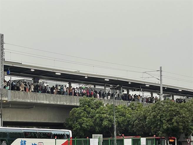 东南水泥工安意外造成高铁及台铁都受影响，图为旅客等在台南高铁站月台。（读者提供／高雄洪靖宜传真）