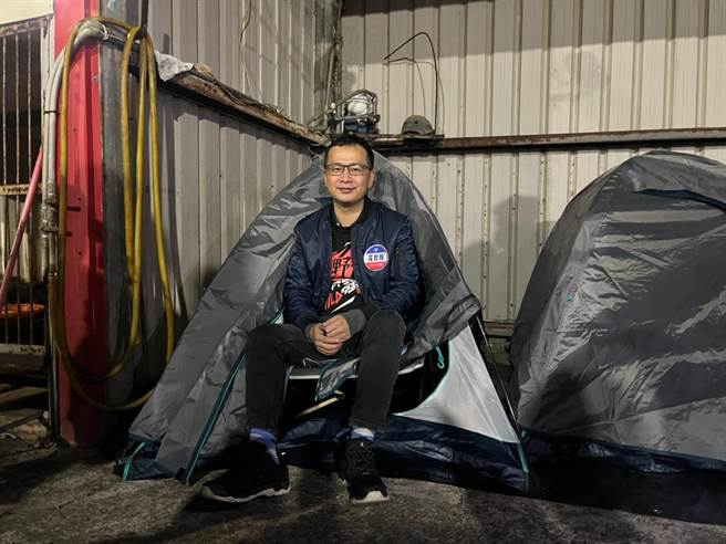 台北市议员罗智强先前到观音区夜宿，他在脸书公告明天会宣布是否参选桃园市长。（陈梦茹摄）