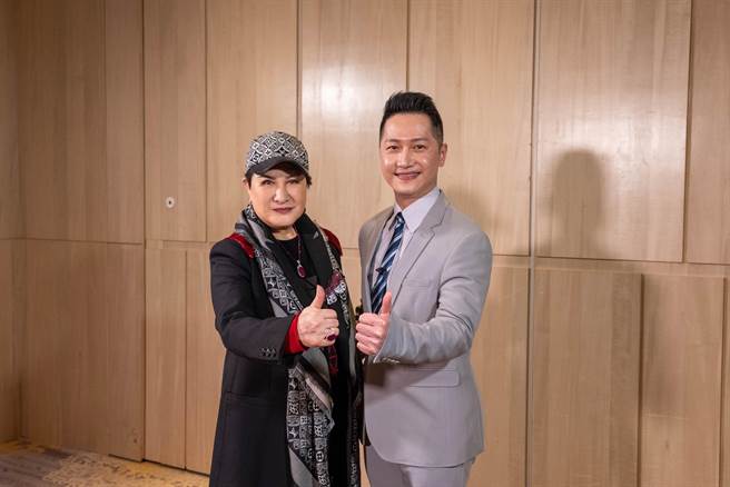 主播郭于中访问杨丽花。（台视提供）