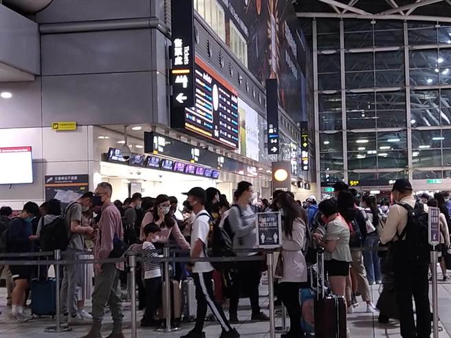 民眾纷纷等候退票及搭接驳车。(林雅惠摄)