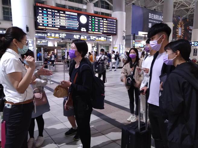 高铁人员向游客解说高铁停驶理由。(林雅惠摄)