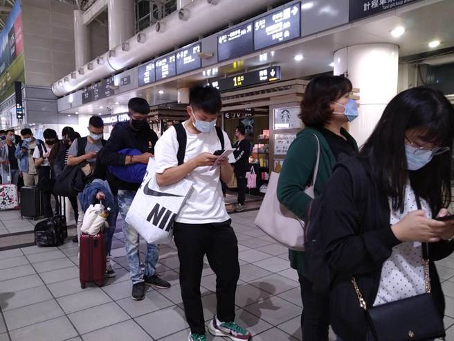 民眾纷纷等候退票及搭接驳车。(林雅惠摄)