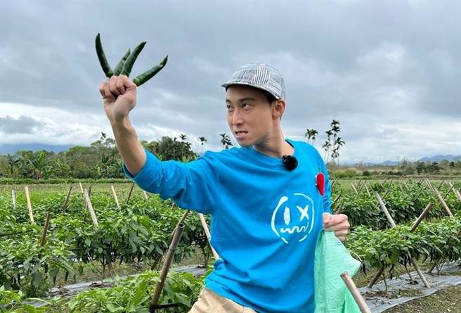 浩子體驗製作剝皮辣椒。（民視提供）