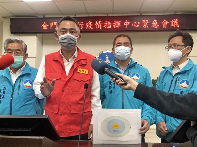 國內疫情持續發燒，金門縣長楊鎮浯宣布暫停國中和國小暨幼兒園赴台校外教學活動。（李金生攝）