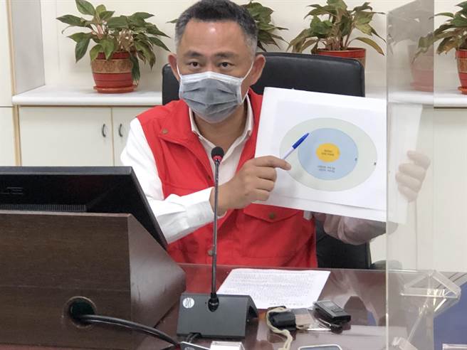 楊鎮浯縣長說明，金門出現第2例確診個案，但無擴散外溢之虞。（李金生攝）