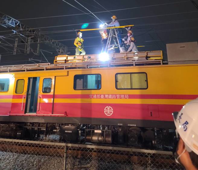 18时46分新左营至楠梓间断电封锁营运中断，台电人员积极抢修。（图／台电提供）