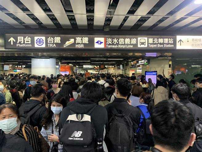 高铁受到停电影响，台南至左营路段中断营运，台北车站涌现大批候车人潮。（林缙明摄）