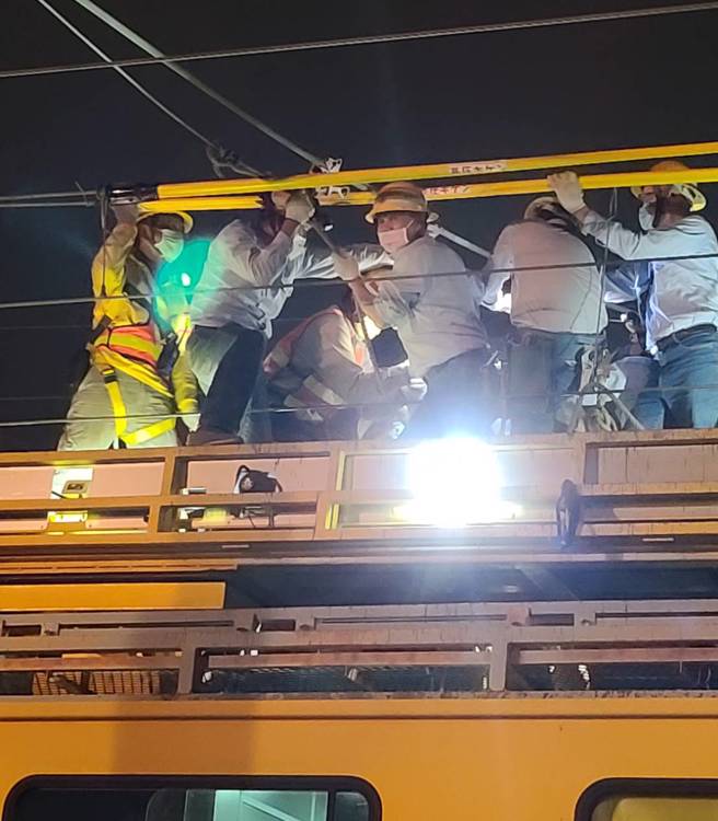 18时46分新左营至楠梓间断电封锁营运中断，台电人员积极抢修。（图／台电提供）