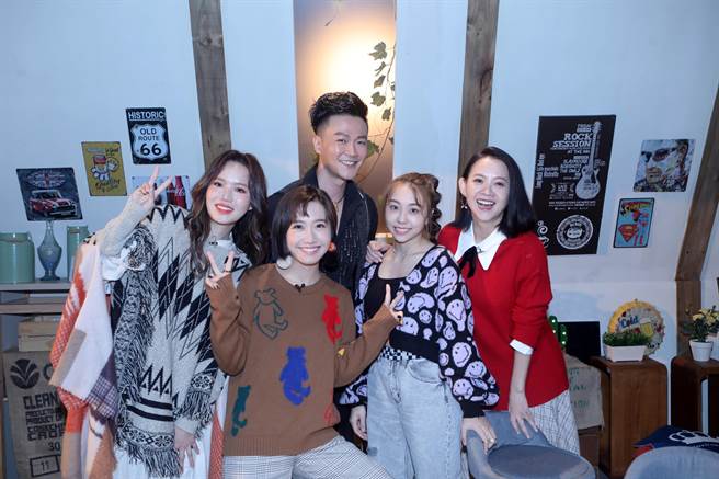 文慧如（左起）、 Lulu、林俊逸、艾薇、曾寶儀分享離家背井來打拼的故事。（公視提供）