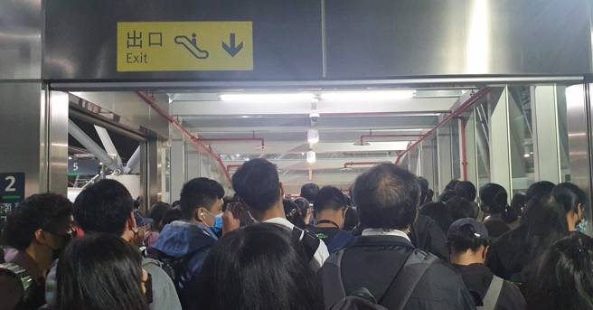 东南水泥工安意外造成高铁停驶，有网友拍下高铁台南站的情况，立刻掀起热议。（图／翻摄自PTT）