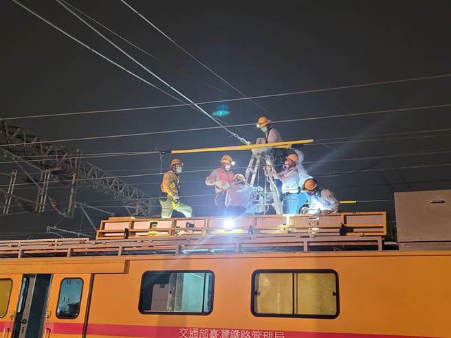 高雄東南水泥生料庫高塔拆除工程因施工不慎高塔倒塌，進而損毀在旁的高壓電塔，造成台電69KV輸電線路斷線，導致高鐵新左營到台南站停駛，高市府接獲通報後，立即派遣相關單位到場搶修。（高市府工務局提供／洪浩軒高雄傳真）