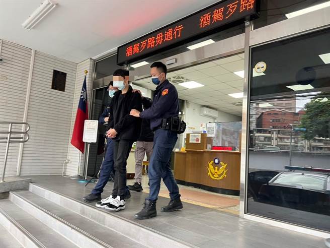 永和警分局獲報循線逮捕車手，同時阻止另一起40萬元的詐騙案。（永和警分局提供）