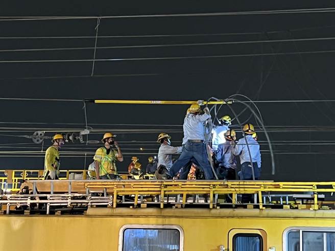 台電派員於現場搶修。（台電提供／洪靖宜高雄傳真）