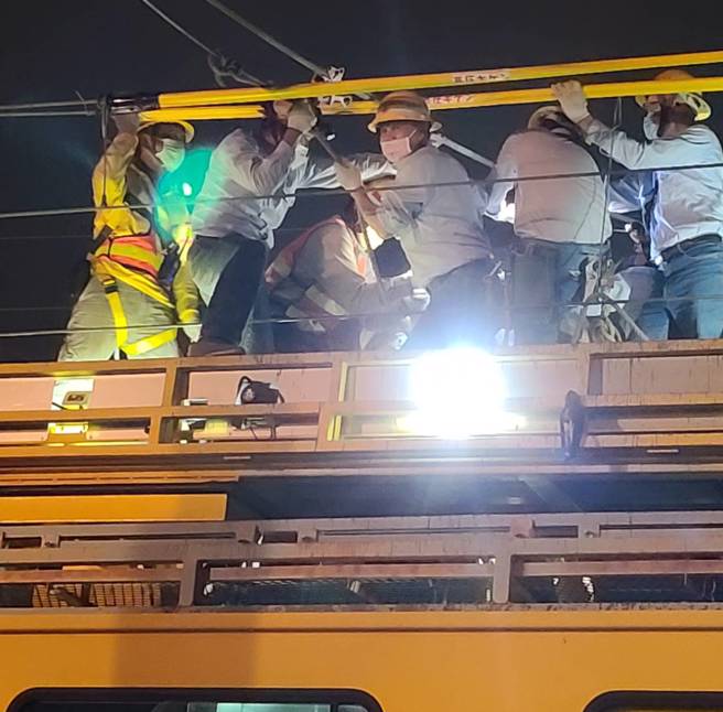 台铁新左营=楠梓于20时51分通电，恢復双线通车。图为台电人员抢修。（图／台电提供）