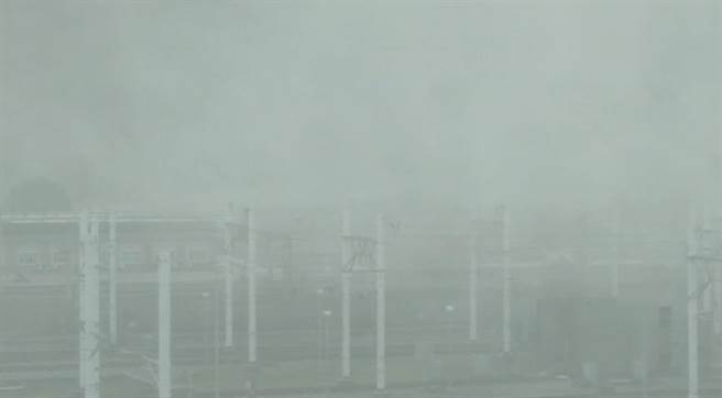 東南水泥廠包商1日執行水泥高塔拆除工程時，因作業不慎，導致水泥高塔倒塌，不但壓倒鄰近電塔導致交通運輸系統受影響外，還因未做好相關灑水防制措施，倒塌時激起一陣巨大揚塵。（高市府環保局提供／洪浩軒高雄傳真）