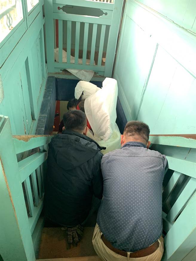 魁星爷移出神龛下文昌阁，狭小楼梯的梁柱转角，移动空间尺寸刚好相符，让工作人员啧啧称奇。（台南市文化局提供／曹婷婷台南传真）