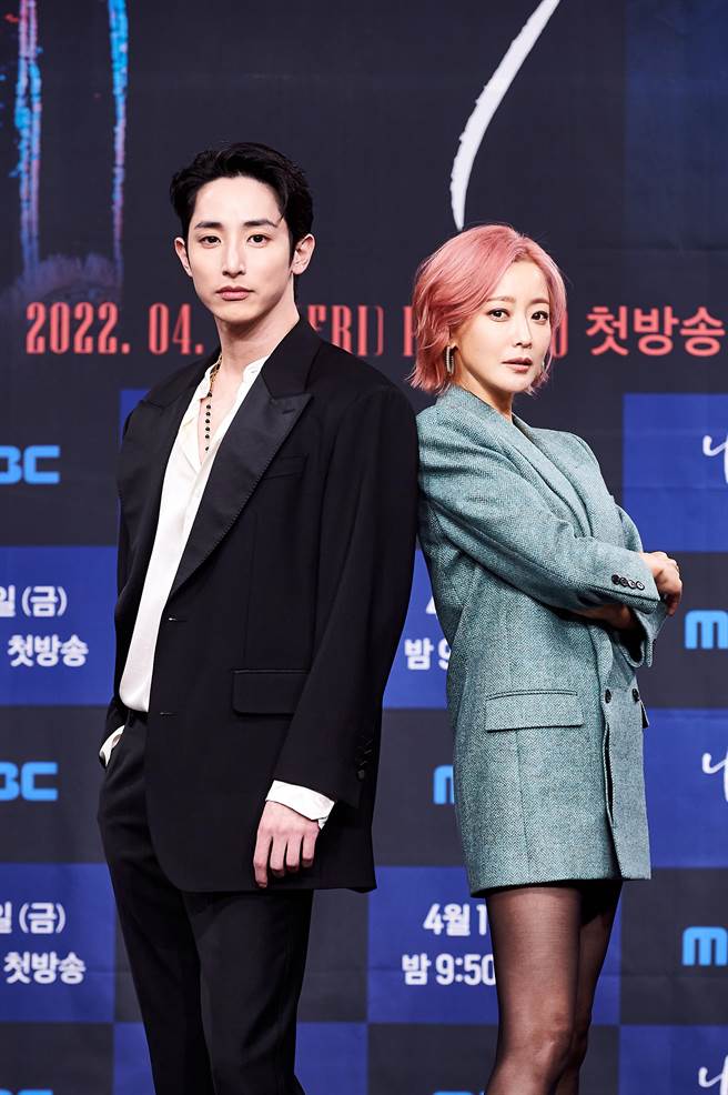 金喜善（右）顶着一头粉色短髮，与一身帅气西装的李洙赫出席《还有明天》记者会。（Netflix提供）