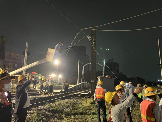 东南水泥1日拆除楠梓旧厂时施工出包，造成双铁疏运大乱，台电漏夜派人抢修。（台电提供）