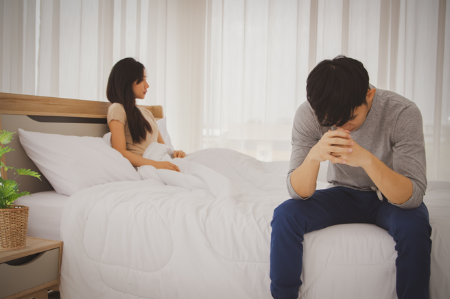 网友因妻子刚生产完回娘家，他独自留在北部工作，而妻子妹妹因工作暂住他家，没想到2人某次喝酒意外发生关系，日后小姨子竟趁他睡着时偷偷「骑上去」。（示意图/Shutterstock提供）