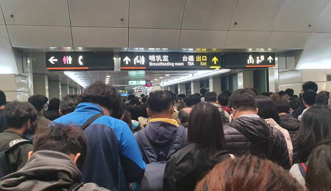 高铁站标示出口方向的地点都塞满了人潮。（图／翻摄自PTT）