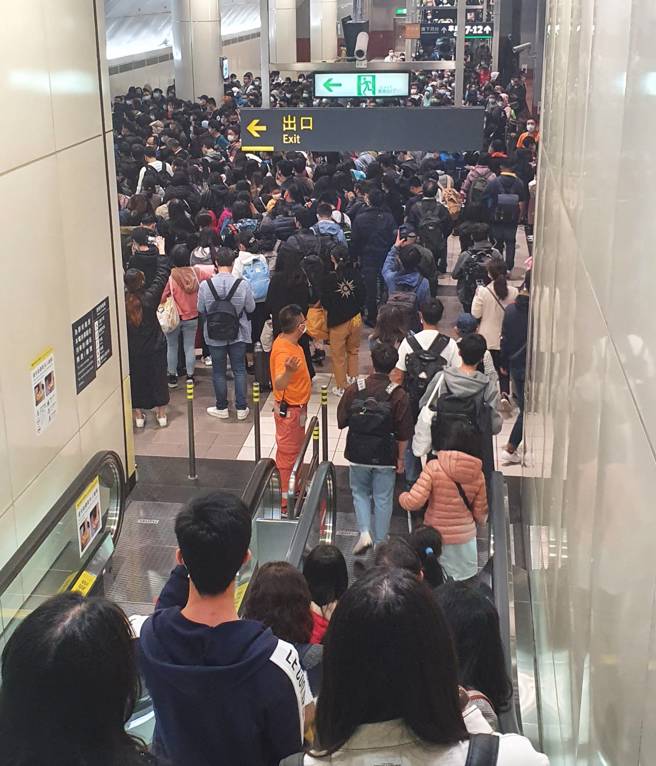 手扶梯上也挤得水泄不通。（图／翻摄自PTT）