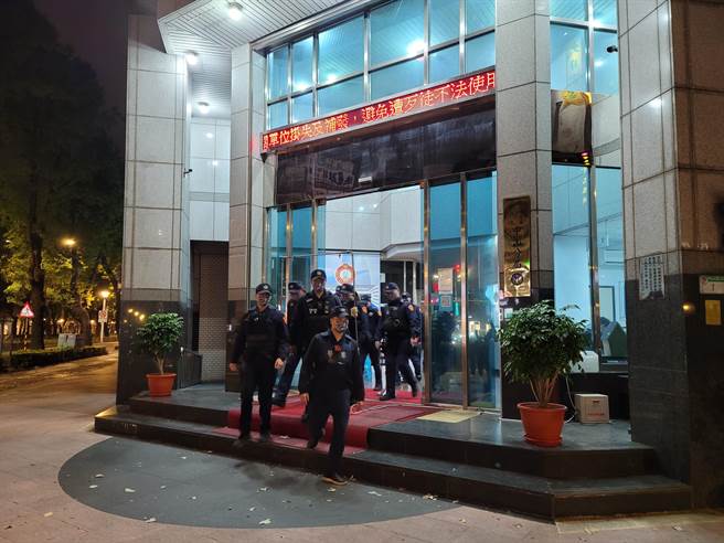 中山分局动员大批警力，到酒店等八大行业扩大临检。（林郁平摄）