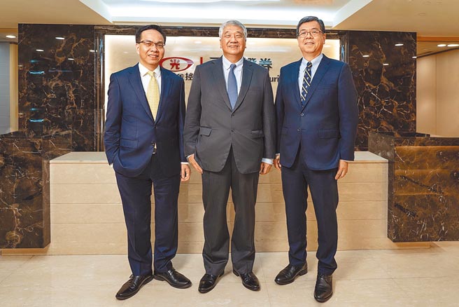元富投顧總經理鄭文賢（左）、元富證券董事長陳俊宏（中）、元富證券總經理張清發（右）。圖／元富證券