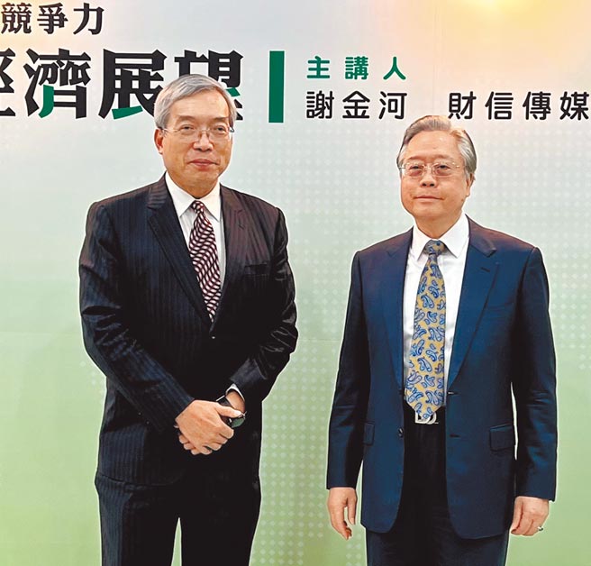 合作金库商业银行「企业巡迴名人讲座」台北场主讲人财信传媒集团董事长谢金河（左）与合作金库银行董事长雷仲达（右）合影。 图／合作金库银行提供